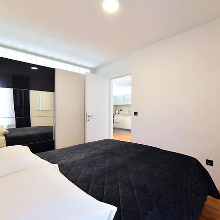 Lavir Apartment With Parking Zagreb Exteriör bild