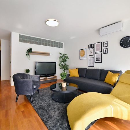 Lavir Apartment With Parking Zagreb Exteriör bild