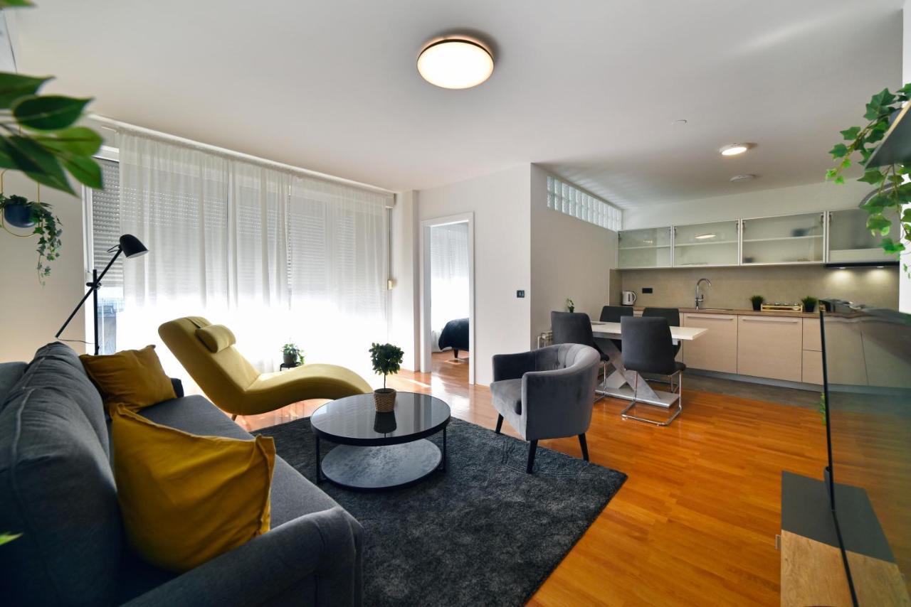 Lavir Apartment With Parking Zagreb Exteriör bild