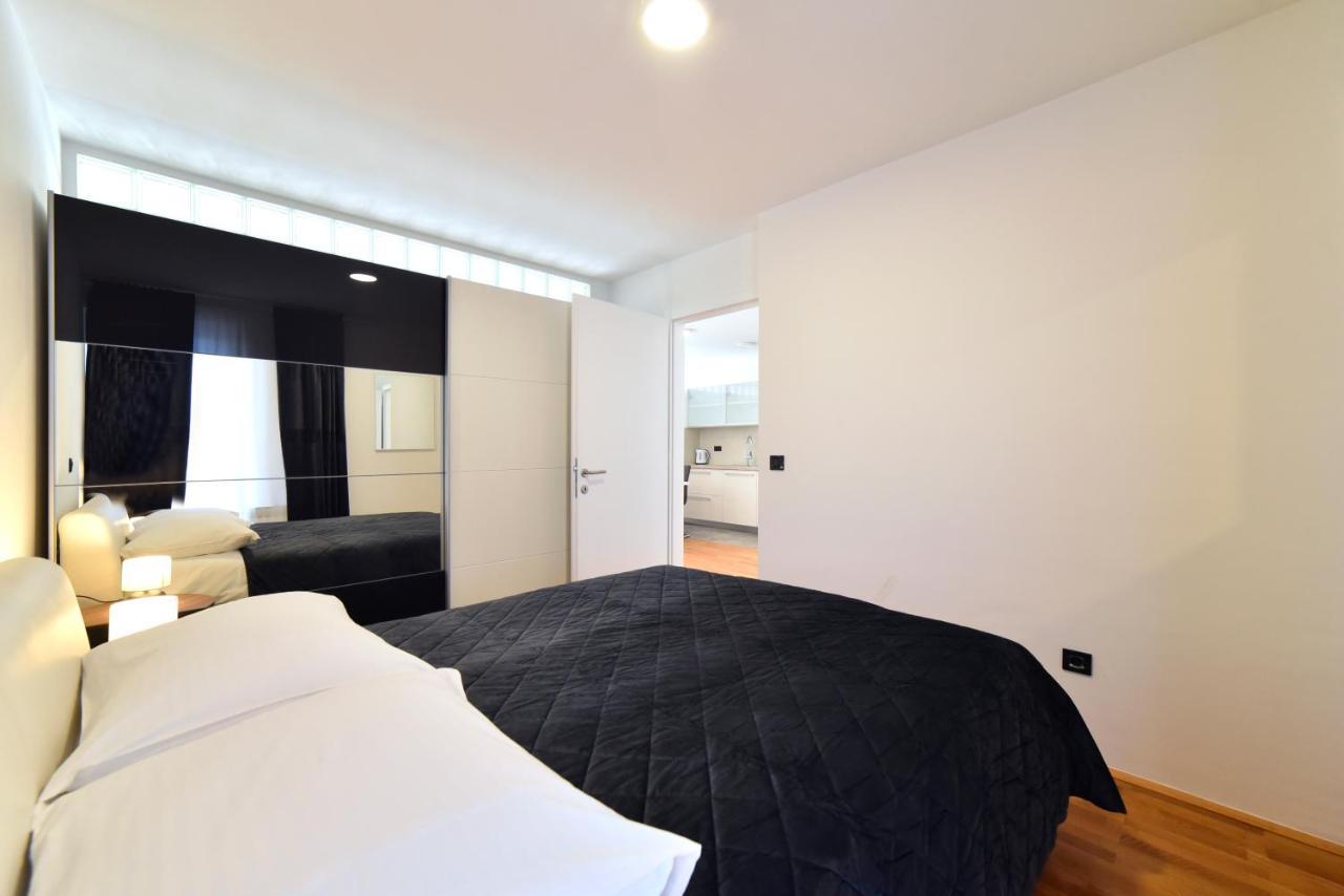 Lavir Apartment With Parking Zagreb Exteriör bild