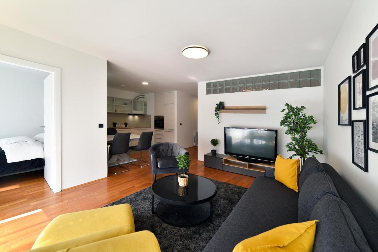 Lavir Apartment With Parking Zagreb Exteriör bild