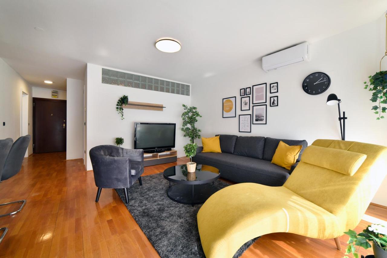 Lavir Apartment With Parking Zagreb Exteriör bild