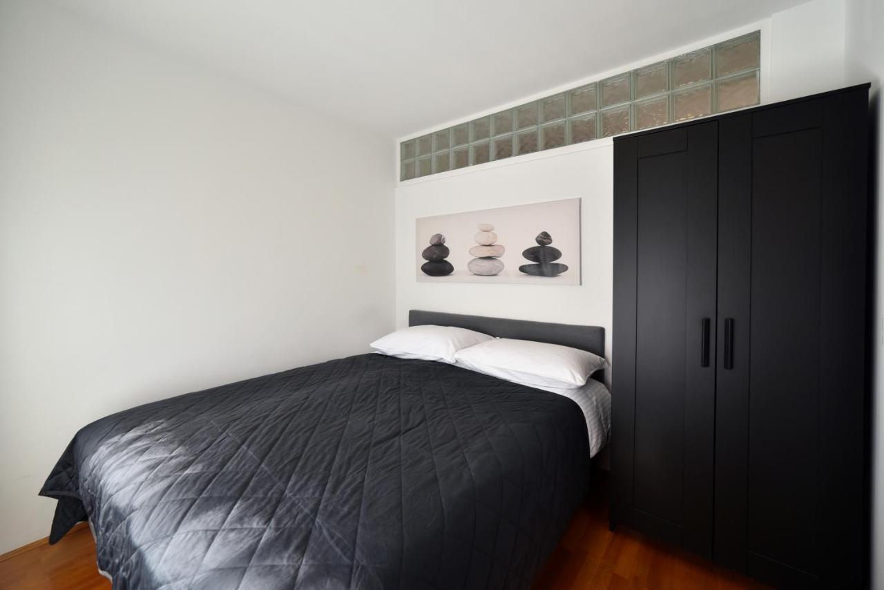 Lavir Apartment With Parking Zagreb Exteriör bild