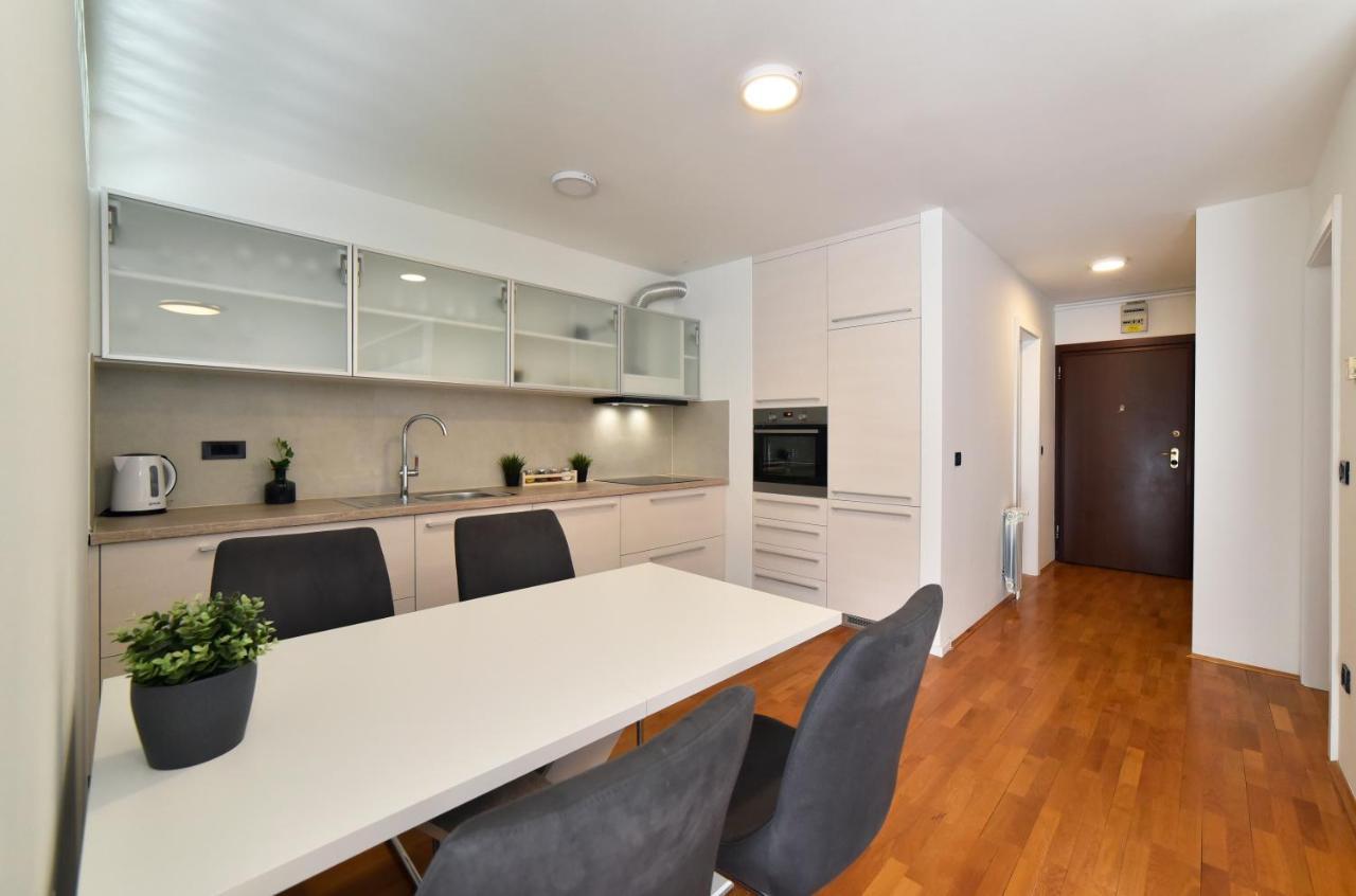 Lavir Apartment With Parking Zagreb Exteriör bild