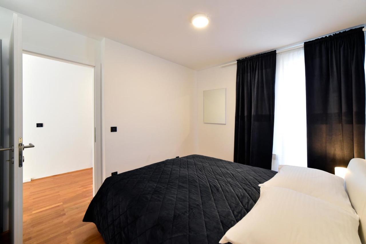 Lavir Apartment With Parking Zagreb Exteriör bild