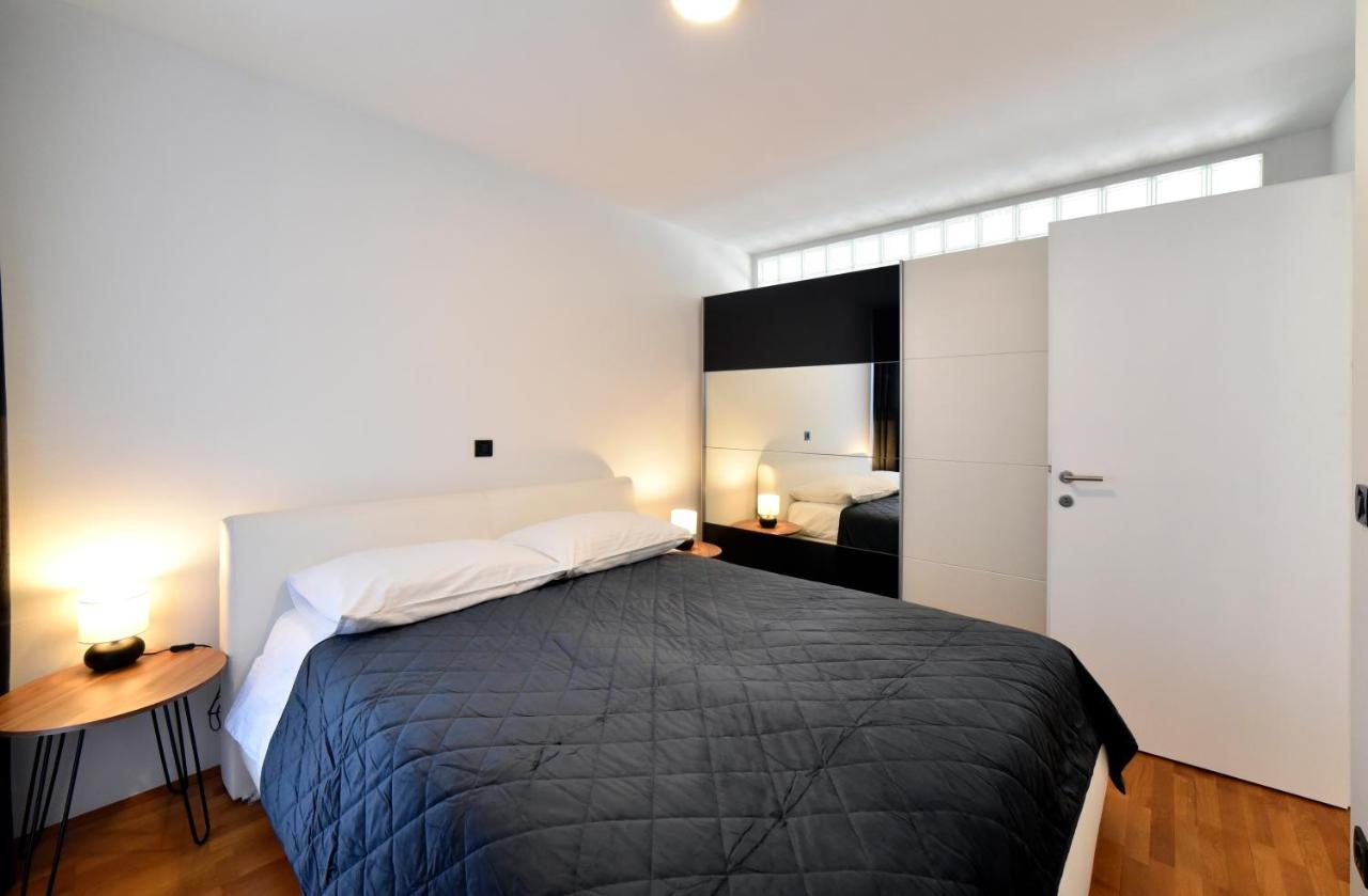 Lavir Apartment With Parking Zagreb Exteriör bild