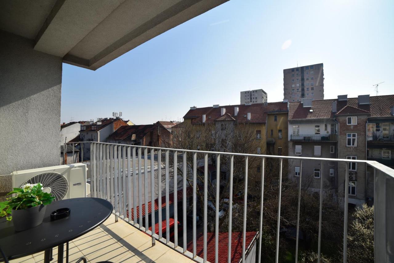 Lavir Apartment With Parking Zagreb Exteriör bild