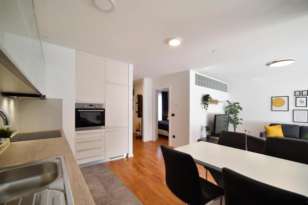 Lavir Apartment With Parking Zagreb Exteriör bild